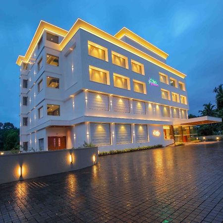 Park Residency Ayarkunnam Hotel Pullappalli Ngoại thất bức ảnh